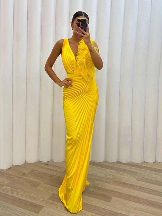 Feather Party Dresses Sleeveless V-Neck Pleated Cocktail Dress In Solid Color