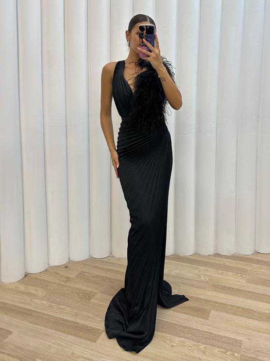 Feather Party Dresses Sleeveless V-Neck Pleated Cocktail Dress In Solid Color