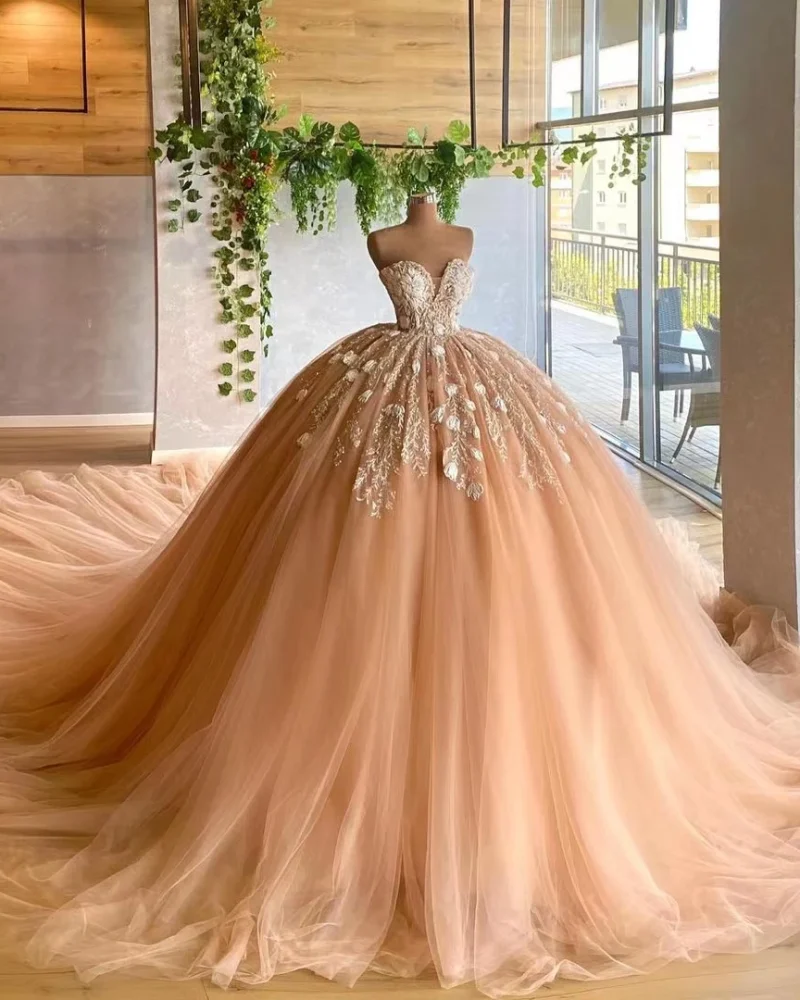 Luxury Embroidery Flowers Ball Gown Sweet Heart Strapless Bridal Gowns