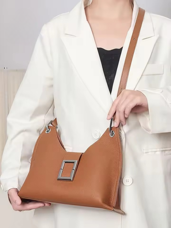 Luxury Designer Leather Interior Slot Zipper Pocket Versatile Shoulder Bag