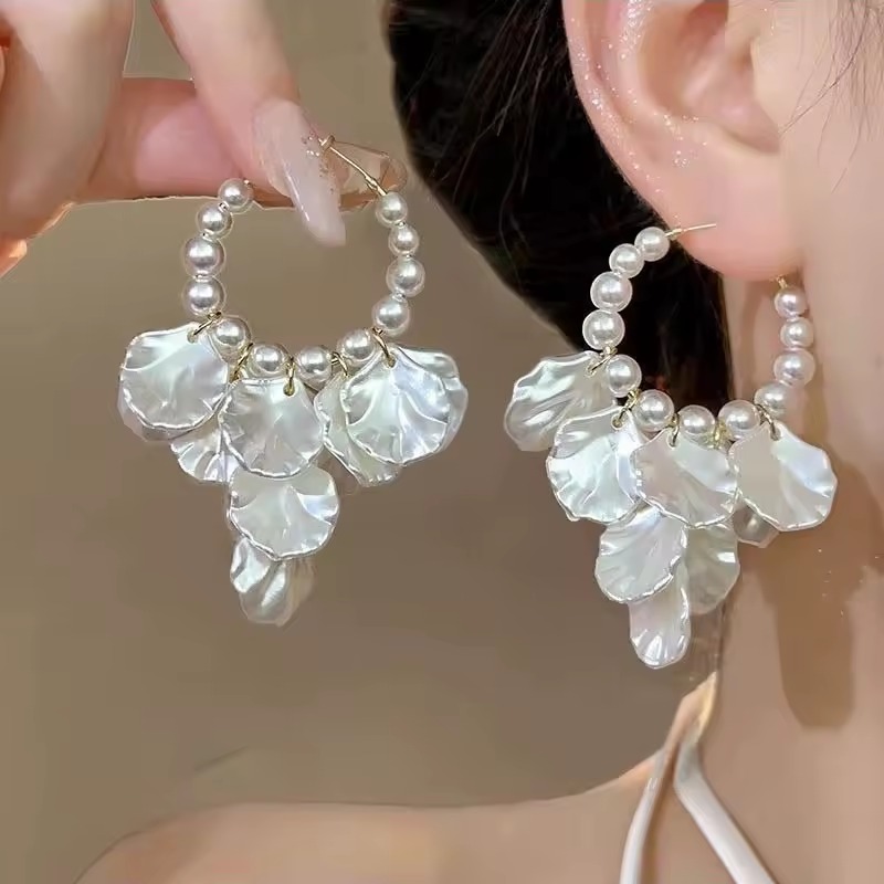Elegant Copper Alloy Temperament Statement Wedding Shell Flower Pearl Stud Earrings