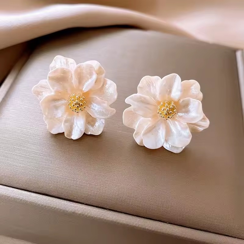 Classic Copper Alloy Temperament Statement Wedding Shell Flower Pearl Stud Earrings